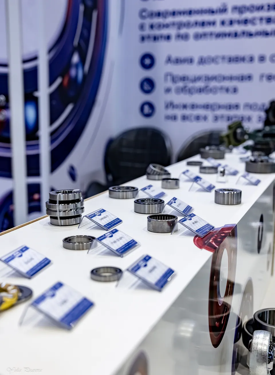 Ряд подшипников разных конструкций на выставочном столе