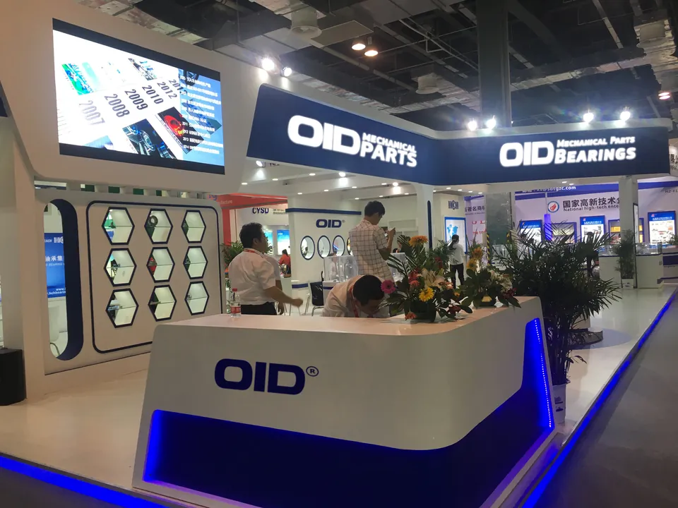 Стенд OID с образцами подшипников и посетителями на выставке в Шанхае