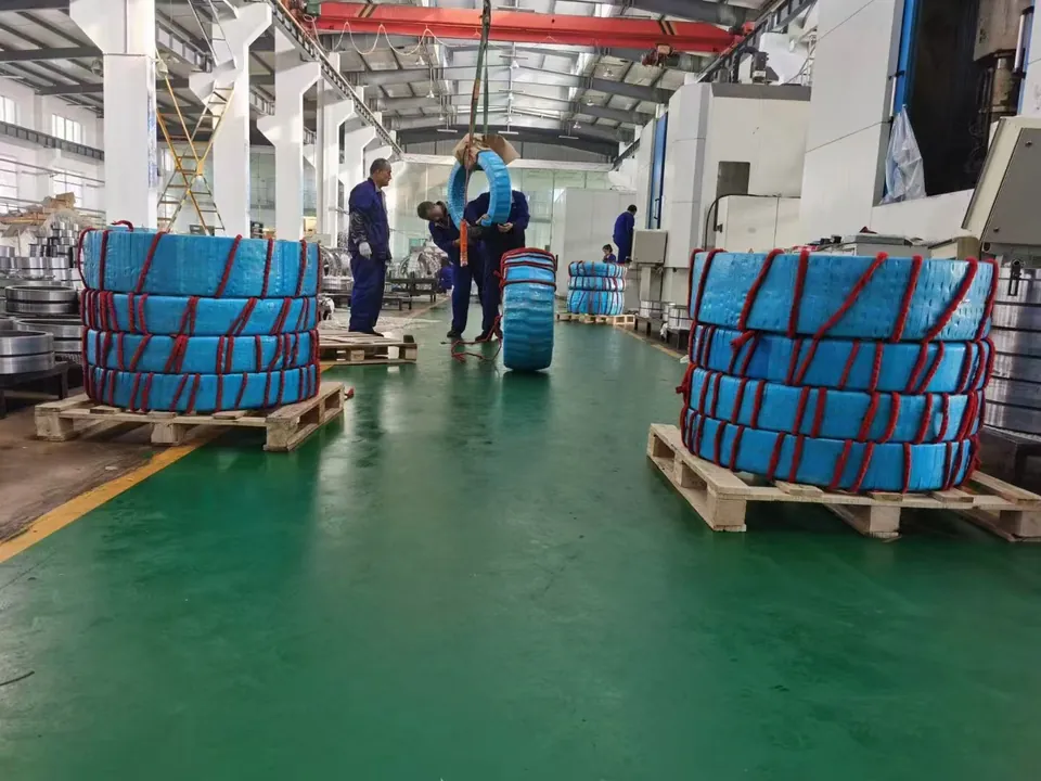 Крупные кольца в защитной упаковке на производственном участке
